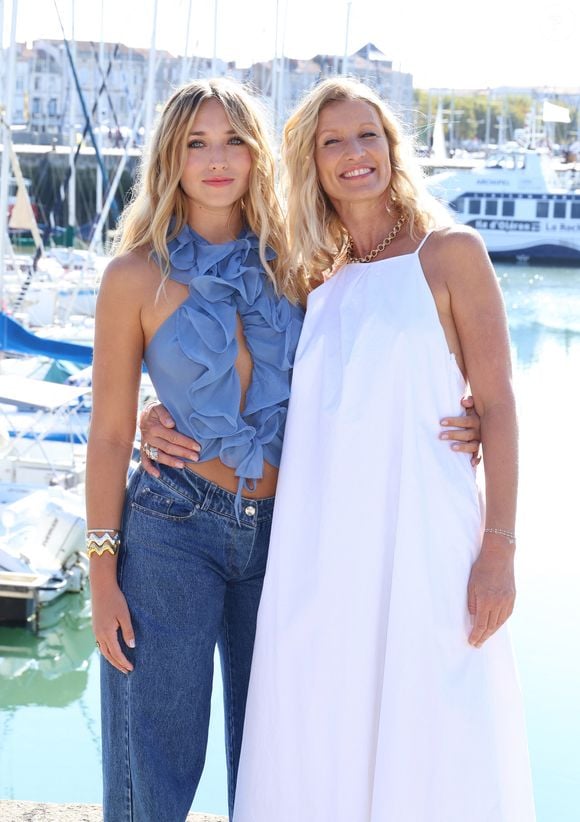 Chloé Jouannet et Alexandra Lamy lors du photocall de la série "Killer Coaster" lors de la 25ème édition du Festival de la fiction de la Rochelle, France, le 13 septembre 2023. © Denis Guignebourg/BestImage