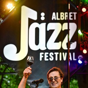 "Il y a beaucoup de tendresse dans ses chansons. Et quand ce n’est que de la grâce et de la beauté comme ça, ce n’est pas si plombant !"

Thomas Dutronc en concert lors du 5ème Festival de Jazz en Albret à Nérac, le 14 septembre 2025.  © Thierry Breton / PsnewZ / Bestimage