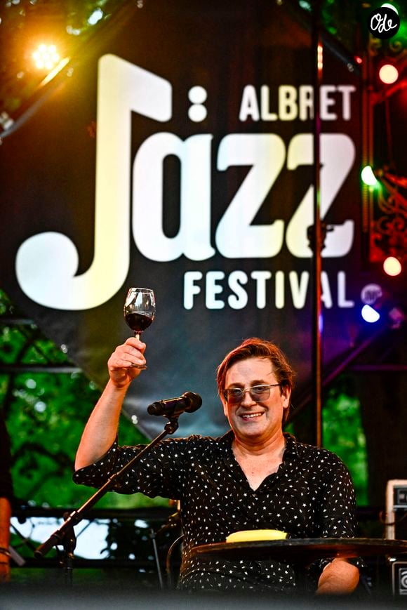 "Il y a beaucoup de tendresse dans ses chansons. Et quand ce n’est que de la grâce et de la beauté comme ça, ce n’est pas si plombant !"

Thomas Dutronc en concert lors du 5ème Festival de Jazz en Albret à Nérac, le 14 septembre 2025.  © Thierry Breton / PsnewZ / Bestimage