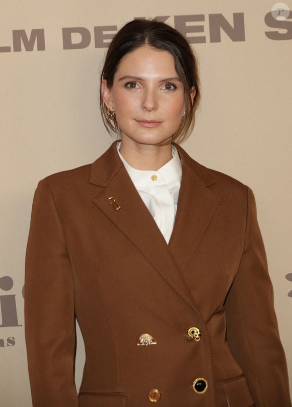 Joséphine Japy, elle aussi au casting du long-métrage du québecois, était de la partie et a fait le choix d'un très beau costume dans les tons camel.

Joséphine Japy - Avant-première du film "Ma Mère, Dieu et Sylvie Vartan" au cinéma Pathé Palace à Paris le 17 mars 2025. © Coadic Guirec/Bestimage