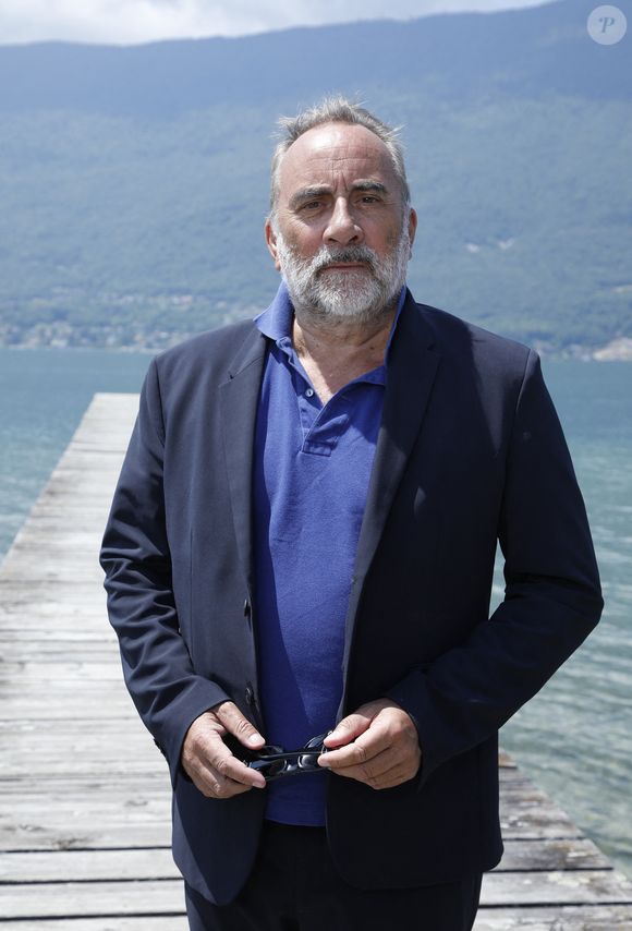 Antoine Duléry sur le ponton du restaurant "Le Lido", lors de la 2ème édition du Festival du Cinéma Français et Gastronomie d'Aix-les-Bains (6 - 10 juin 2023), le 8 juin 2023.
© Denis Guignebourg / Bestimage