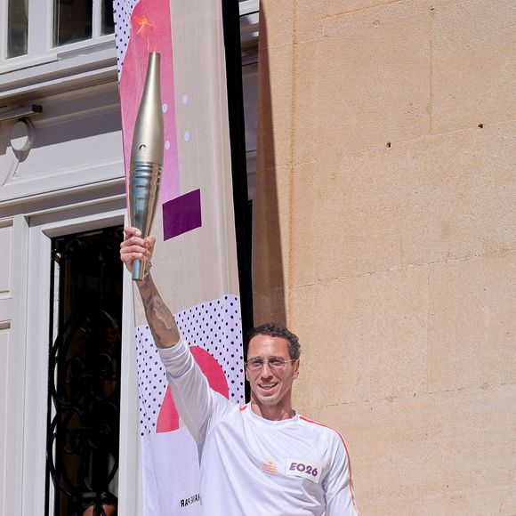 Sur le plan professionnel, il avait annoncé les prémices de sa reconversion auprès du JDD : "Ma vie à Marseille va se mettre en place. Je ne quitterai pas la natation comme ça, je vais rester en périphérie. Il est temps de transmettre ce que je peux aux jeunes, pour les faire briller."

Frédérick Bousquet avec la flamme lors de la première étape du relais de la flamme olympique à Marseille, France, le 9 mai 2024. Les porteurs de la torche doivent transporter la flamme olympique dans les rues de la cité phocéenne de Marseille, un jour après son arrivée sur le majestueux navire à trois mâts "Belem" pour la cérémonie d'accueil. Le relais de la torche olympique parcourra 12 000 kilomètres (7500 milles) à travers la France. © Dominique Jacovides/Bestimage