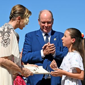 Le prince Albert II de Monaco, la princesse Charlène de Monaco, le prince Jacques de Monaco, marquis des Baux, et la princesse Gabriella de Monaco, comtesse de Carladès, ont été accueillis à Mur-de-Barrez en Aveyron par M. Pierre Ignace, le maire de la commune et membre de la délégation officielle française lors de la récente visite d’État à Monaco, le 9 juillet 2025.

© Bruno Bebert/Bestimage