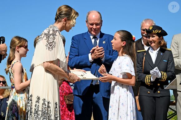 Le prince Albert II de Monaco, la princesse Charlène de Monaco, le prince Jacques de Monaco, marquis des Baux, et la princesse Gabriella de Monaco, comtesse de Carladès, ont été accueillis à Mur-de-Barrez en Aveyron par M. Pierre Ignace, le maire de la commune et membre de la délégation officielle française lors de la récente visite d’État à Monaco, le 9 juillet 2025.

© Bruno Bebert/Bestimage