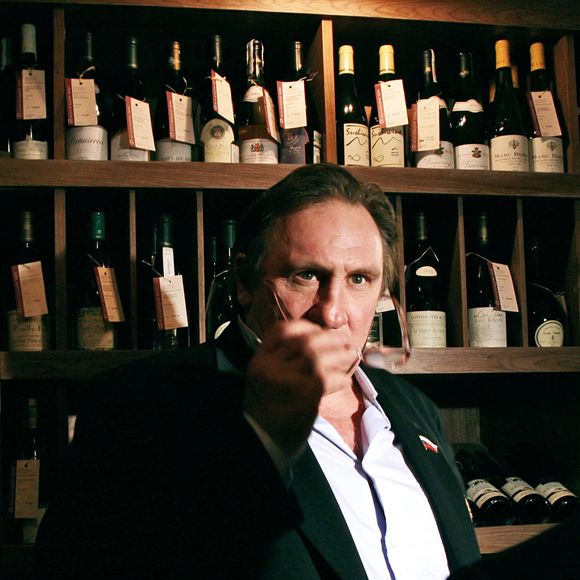 Il possède ce bien depuis plus de 30 ans

 Archives - Gerard Depardieu fait la promotion du vin d'Anjou "Chateau de Tigné", fabrique dans sa propriete dans la vallee de la Loire. Le 28 octobre 2007