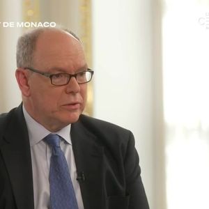 Il le reconnaît : leur statut princier implique des apparitions publiques, mais il refuse qu’ils soient enfermés dans une image figée dès leur plus jeune âge...

Interview d'Albert de Monaco dans "50' Inside"