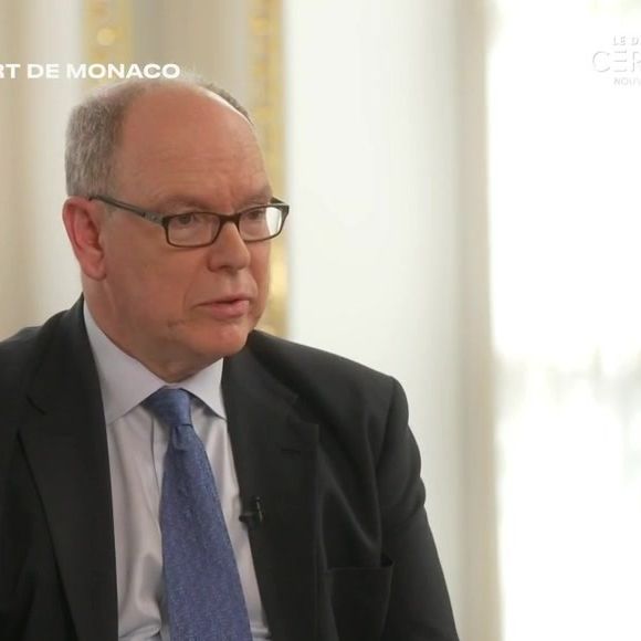 Il le reconnaît : leur statut princier implique des apparitions publiques, mais il refuse qu’ils soient enfermés dans une image figée dès leur plus jeune âge...

Interview d'Albert de Monaco dans "50' Inside"