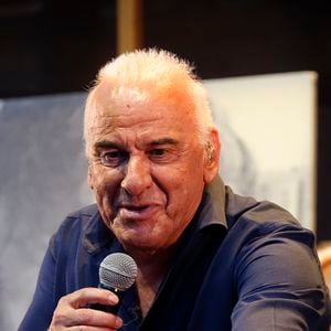 "Ventre affamé n’a pas d’oreilles, ils ont faim de télévision, ils n’ont pas faim de chansons, de musique et de métier. (…)", a ajouté le compositeur et chanteur.  

Michel Fugain et sa femme Sanda chantent lors de la soirée d'ouverture du "Printemps de Pérouges" à Chazey-sur-Ain, le 12 juin 2019. (©Sandrine Thesillat / Panoramic / Bestimage)