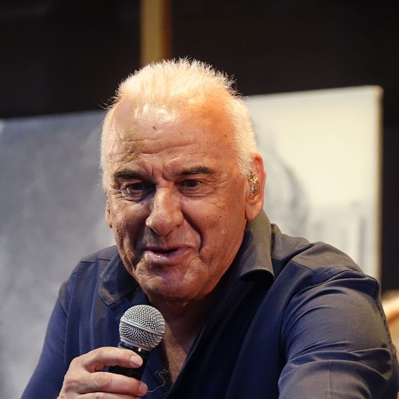 "Ventre affamé n’a pas d’oreilles, ils ont faim de télévision, ils n’ont pas faim de chansons, de musique et de métier. (…)", a ajouté le compositeur et chanteur.  

Michel Fugain et sa femme Sanda chantent lors de la soirée d'ouverture du "Printemps de Pérouges" à Chazey-sur-Ain, le 12 juin 2019. (©Sandrine Thesillat / Panoramic / Bestimage)