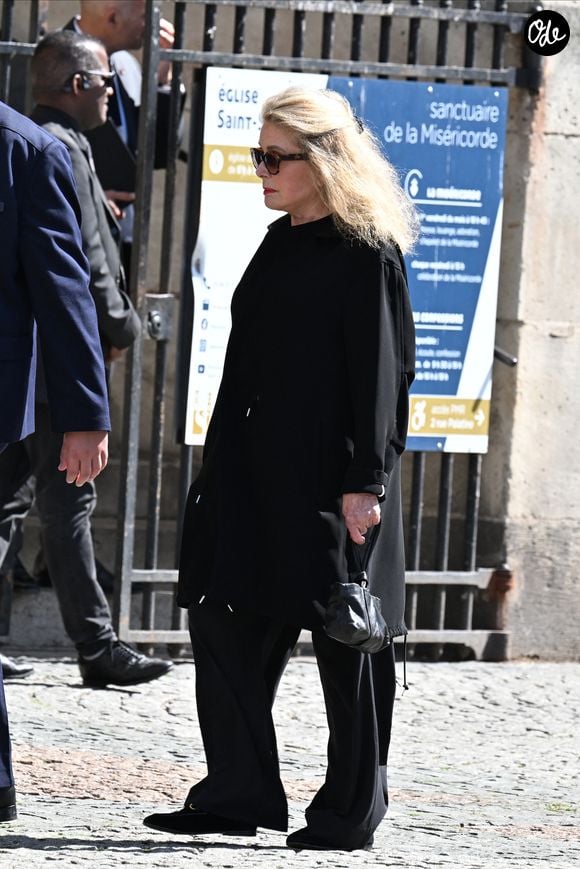 De nombreuses personnalités du cinéma, de la mode et de la télévision ont assisté aux funérailles de Mathilde Favier à l’église Saint-Sulpice.

Catherine Deneuve arrive aux obsèques de Mathilde Favier en l'église Saint-Sulpice à Paris, le 31 août 2026. 

Agence / Bestimage