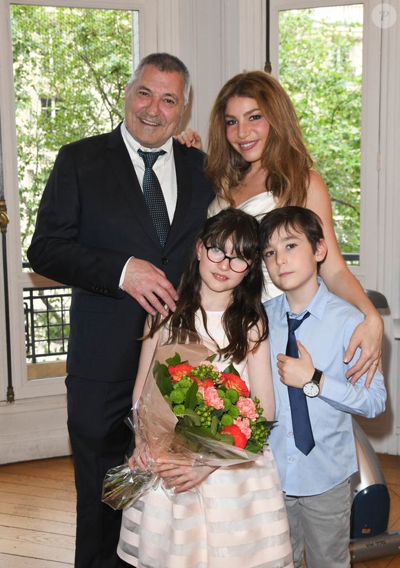 Elle souligne qu’elle ne cherche pas à imposer ses choix alimentaires à son mari Jean-Marie Bigard ni à leurs jumeaux, préférant les sensibiliser à la souffrance animale sans les contraindre. 

Exclusif - Jean-Marie Bigard, sa femme Lola Marois et leurs enfants Bella et Jules - Jean-Marie Bigard et Lola Marois lors de la cérémonie oecuménique à l'occasion du renouvellement de leurs voeux pour leur 10 ans de mariage. Le 27 mai 2021
© Coadic Guirec / Bestimage