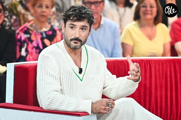 Jérémy Frérot lors de l'enregistrement de l'émission "Vivement dimanche" au studio Gabriel, présentée par M.Drucker, et diffusée sur France 3 le 15 juin 2025.  © Guillaume Gaffiot / Bestimage
