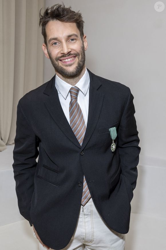Simon Porte Jacquemus y exprime sa fierté de représenter son pays à travers une passion qui l'anime depuis l'enfance.

Simon Porte Jacquemus - Remise de la médaille du "Chevalier de l'Ordre des Arts et des Lettres" au créateur Simon Porte Jacquemus des mains de la rédactrice de l'édition américaine de Vogue Anna Wintour au siège de la marque Jacquemus à Paris, France, le 2 mars 2024, en marge de la mode femme automne / hiver 2024-2025 lors de la Fashion Week de Paris (PFW). © Olivier Borde/Bestimage