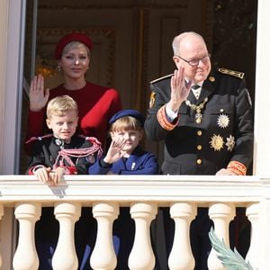 La princesse Charlene et le prince Albert II de Monaco, leurs enfants le prince Jacques et la princesse Gabriella - La famille princière de Monaco au balcon du palais, à l'occasion de la Fête Nationale de Monaco. Le 19 novembre 2023
© Claudia Albuquerque / Bestimage