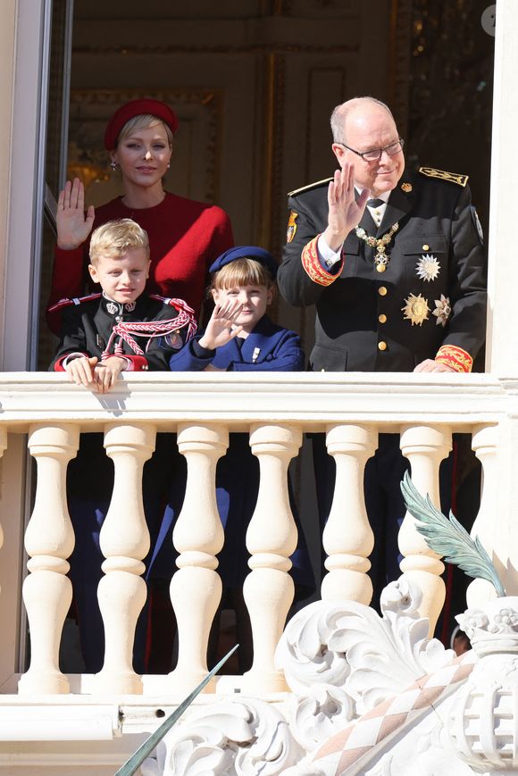 La princesse Charlene et le prince Albert II de Monaco, leurs enfants le prince Jacques et la princesse Gabriella - La famille princière de Monaco au balcon du palais, à l'occasion de la Fête Nationale de Monaco. Le 19 novembre 2023
© Claudia Albuquerque / Bestimage