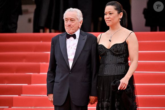 Robert de Niro, Tiffany Chen lors de la cérémonie d'ouverture du 78ème Festival de Cannes à Cannes, France, le 13 mai 2025. Photo par Julien Reynaud/APS-Medias/ABACAPRESS.COM