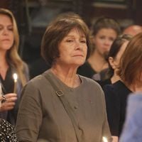 Macha Méril digne et soutenue par son fils Gianguido Baldi pour le dernier voyage de sa soeur, la princesse Hélène Gagarine