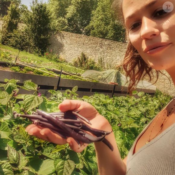 Lucie Lucas dans son petit village breton de Plorec
