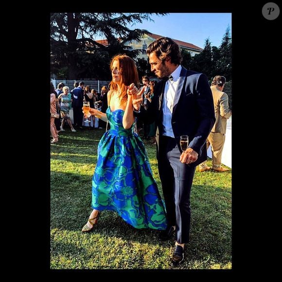 Elodie Frégé (en Paule Ka) et son compagnon Gianmarco Tavani au mariage de François-Xavier Demaison et Anaïs Tihay le 7 juin 2019 au château de Valmy dans les Pyrénées-Orientales. Photo Instagram.