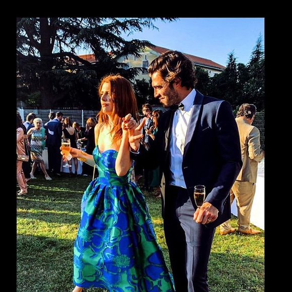 Elodie Frégé (en Paule Ka) et son compagnon Gianmarco Tavani au mariage de François-Xavier Demaison et Anaïs Tihay le 7 juin 2019 au château de Valmy dans les Pyrénées-Orientales. Photo Instagram.