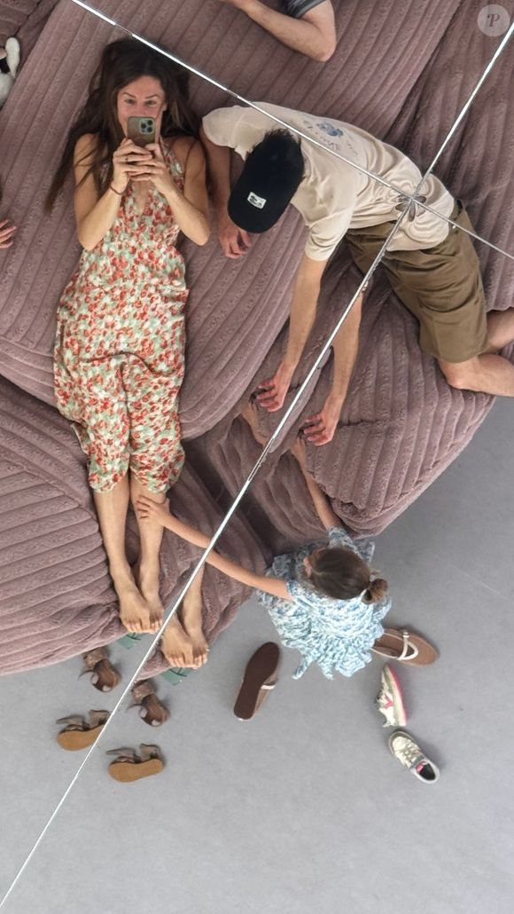 En prime, elles ne sont pas reparties les mains vides puisqu'elles ont pu prendre avec elle de nombreux ballons mais aussi un chien réalisé à l'aide de ballons roses. 

Pierre Niney et Natasha Andrews sur Instagram, Juin 2025