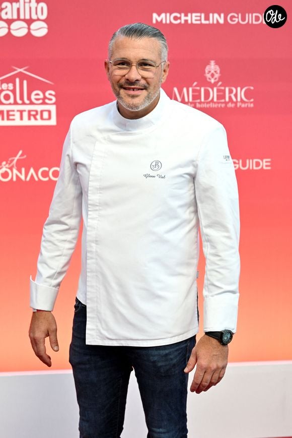 Depuis 2015, le chef Glenn Viel est aux commandes des cuisines de l’Oustau, où il a contribué au retour de la troisième étoile Michelin en 2020.

Glenn Viel - Cérémonie des remises des Etoiles Michelin 2026 au Grimaldi Forum à Monaco le 16 mars 2026. 1 étoile, 7 nouveaux 2 étoiles et 1 nouveau 3 étoiles pour l'édition 2026 © Bruno Bebert/Bestimage