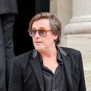 Où vit Thomas Dutronc 

Thomas Dutronc, la main sur le coeur en guise de remerciement envers la foule d'admirateurs venue nombreuse pour rendre un dernier hommage à sa mère - Sortie des obsèques de l'auteure-compositrice-interprète et actrice française Françoise Hardy au crématorium du cimetière du Père-Lachaise à Paris, France. © Jacovides-Moreau/Bestimage
