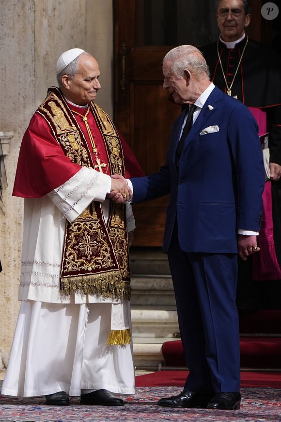 Le roi Charles III d'Angleterre et Camilla Parker Bowles, reine consort d'Angleterre, quittent le pape Léon XIV après avoir assisté au service œcuménique dans la chapelle Sixtine au Vatican, le 23 octobre 2025. Photo par PA Photo/ Bestimage