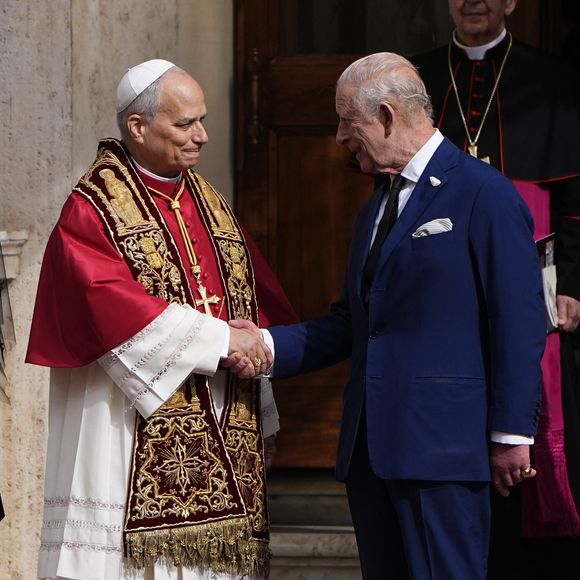 Le roi Charles III d'Angleterre et Camilla Parker Bowles, reine consort d'Angleterre, quittent le pape Léon XIV après avoir assisté au service œcuménique dans la chapelle Sixtine au Vatican, le 23 octobre 2025. Photo par PA Photo/ Bestimage