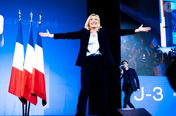 Marine Le Pen, candidate RN (Rassemblement National) qualifiée pour le second tour de l'élection présidentielle, est en meeting à Arras le 21 avril 2022