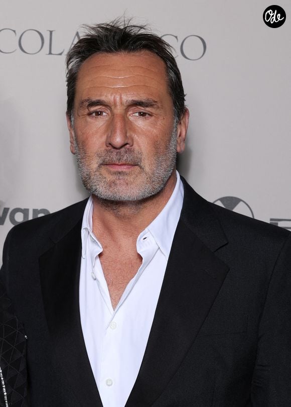 Interrogé sur sa première décision s’il devenait président, il a répondu : « J’écouterais la jeunesse vraiment, je l’écouterais avec mes deux oreilles. »

Gilles Lellouche lors de la soirée anniversaire des 25 ans de la Terrasse de Albane pendant le 79ème Festival International du Film de Cannes, France, le 15 mai 2026. © Denis Guignebourg/Bestimage