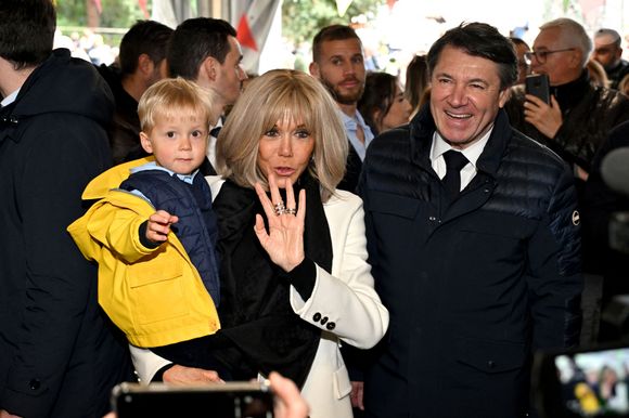 Clôture de l'opération de collecte de fonds "Pièces Jaunes", destinée à améliorer la vie des enfants hospitalisés, au Jardin Albert 1er, à Nice, France, le 7 février  2025, en présence de la Première dame française, Brigitte Macron, la présidente de la Fondation Hôpitaux de Paris-Hôpitaux de France, du sélectionneur de l'équipe de France de football, Didier Deschamps le parrain de l'opération Pièces Jaunes, de Christian Estrosi, le maire de Nice, sa femme, Laura Tenoudji Estrosi, d'Anne Barrère, la vice-présidente de la Fondation Hôpitaux de Paris-Hôpitaux de France, Philippe Wahl, le président-directeur général du Groupe La Poste, de José Cobos, ancien capitaine de l'OGC Nice et conseiller municipal de la ville de Nice délégué à l'évènementiel sportif, et du compositeur du morceau caritatif "Les P'tits Soleils", l'hymne des Pièces Jaunes, John Mamann. Ce titre a été chanté sur la scène par Eugie, Sab, Julien Esmée, Vernis Rouge... et les personnalités. Mme Macron et Didier Deschamps ont fait, comme à leur habitude, le tour des diffèrents stands des associations et des partenaires, comme Carrefour, la Fondrtion Lenval, le CHU, la Poste et la Banque de France où ils ont fait la pesée des pièces jaunes... mais l'arrêt le plus surprenant fut sur le stand du Nice Azur Boxe où le coach des Bleus et Mme Macron n'ont pas hésité à mettre les gants pour quelques échanges avec les boxeurs présents.  © Bruno Bebert/Bestimage
