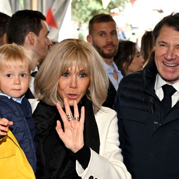 Clôture de l'opération de collecte de fonds "Pièces Jaunes", destinée à améliorer la vie des enfants hospitalisés, au Jardin Albert 1er, à Nice, France, le 7 février  2025, en présence de la Première dame française, Brigitte Macron, la présidente de la Fondation Hôpitaux de Paris-Hôpitaux de France, du sélectionneur de l'équipe de France de football, Didier Deschamps le parrain de l'opération Pièces Jaunes, de Christian Estrosi, le maire de Nice, sa femme, Laura Tenoudji Estrosi, d'Anne Barrère, la vice-présidente de la Fondation Hôpitaux de Paris-Hôpitaux de France, Philippe Wahl, le président-directeur général du Groupe La Poste, de José Cobos, ancien capitaine de l'OGC Nice et conseiller municipal de la ville de Nice délégué à l'évènementiel sportif, et du compositeur du morceau caritatif "Les P'tits Soleils", l'hymne des Pièces Jaunes, John Mamann. Ce titre a été chanté sur la scène par Eugie, Sab, Julien Esmée, Vernis Rouge... et les personnalités. Mme Macron et Didier Deschamps ont fait, comme à leur habitude, le tour des diffèrents stands des associations et des partenaires, comme Carrefour, la Fondrtion Lenval, le CHU, la Poste et la Banque de France où ils ont fait la pesée des pièces jaunes... mais l'arrêt le plus surprenant fut sur le stand du Nice Azur Boxe où le coach des Bleus et Mme Macron n'ont pas hésité à mettre les gants pour quelques échanges avec les boxeurs présents.  © Bruno Bebert/Bestimage