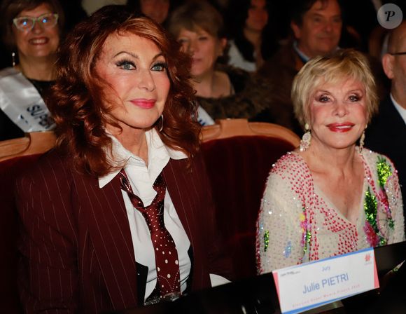 La chanteuse a dû subir une opération

Julie Pietri et Sophie Darel lors de la finale nationale du 29ème tour de France des élections de Super Mamie 2026 à Amiens, France, le 8 décembre 2025. © Noël Carrier/Bestimage