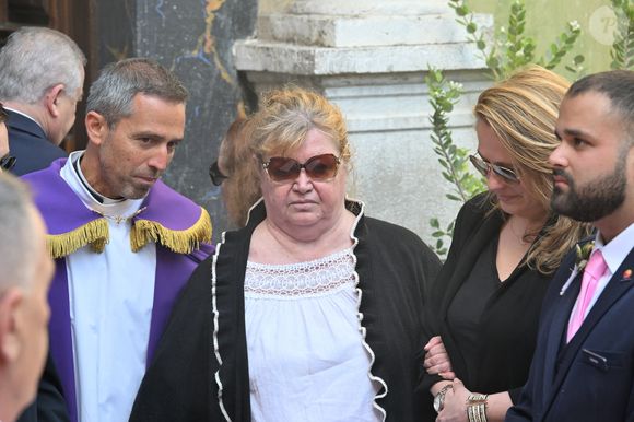 Violette Petrucciani (mère de Loana), Delphine, une amie proche de Loana - Obsèques de Loana Petrucciani en la cathédrale Sainte-Réparate à Nice le 10 avril 2026. L'ancienne star de téléréalité a été retrouvée morte dans son appartement niçois par les autorités, le 25 mars dernier. © Bruno Bebert/Bestimage