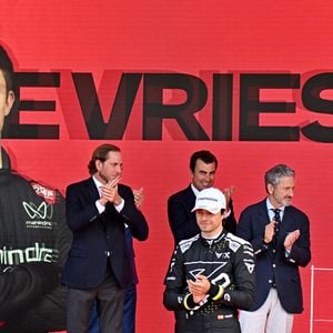 Andrea Casiraghi, sa femme Tatiana Santo Domingo lors de la remise des prix avec Jeff Dodds, le PDG de la Formula E, Mike Fries, le CEO de Liberty Global, Michel Ferry, le commissaire général de l'Automobile Club de Monaco et le directeur des Grands Prix, Lionel Beffre, Conseiller de Gouvernement-Ministre de l'Intérieur, durant le Monaco E-Prix 2026, Round 9, le 16 mai 2026.© Bruno Bebert / Bestimage
