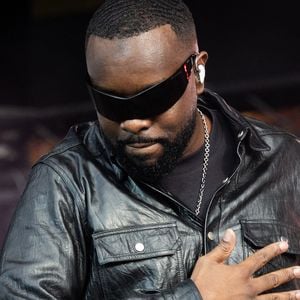 Porté par le succès fulgurant de son titre "Spider", l’artiste s’impose plus que jamais comme une figure incontournable de la scène musicale française, enchaînant les tubes à l’image de "Ninao", "Ciel" et "Parisienne".

Gims, Fête de l'Humanité 2025 sur la base 217 au Plessis-Paté le 14 septembre 2025.
© Julien Sarkissian / Bestimage