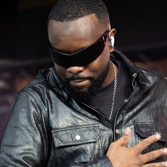 Porté par le succès fulgurant de son titre "Spider", l’artiste s’impose plus que jamais comme une figure incontournable de la scène musicale française, enchaînant les tubes à l’image de "Ninao", "Ciel" et "Parisienne".

Gims, Fête de l'Humanité 2025 sur la base 217 au Plessis-Paté le 14 septembre 2025.
© Julien Sarkissian / Bestimage