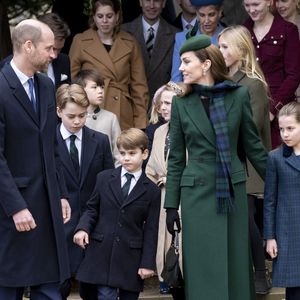 Mariés depuis 2011, le prince et la princesse de Galles sont aussi les heureux parents de trois enfants : George, Charlotte et Louis !

Le prince William, prince de Galles, Catherine Kate Middleton, princesse de Galles, le prince George, le prince Louis et la princesse Charlotte -  famille royale britannique se rend à la messe de Noël à Sandringham le 25 décembre 2024 (GOFF INF / BESTIMAGE).