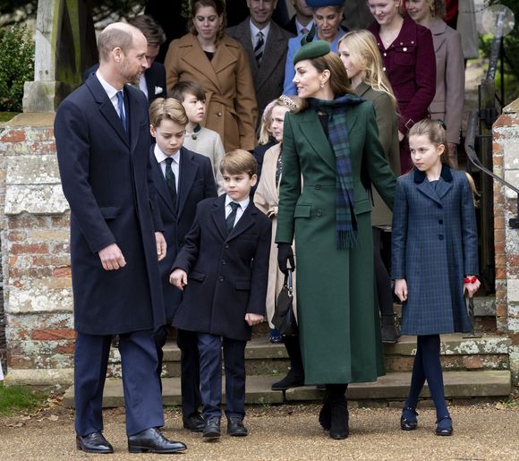 Mariés depuis 2011, le prince et la princesse de Galles sont aussi les heureux parents de trois enfants : George, Charlotte et Louis !

Le prince William, prince de Galles, Catherine Kate Middleton, princesse de Galles, le prince George, le prince Louis et la princesse Charlotte -  famille royale britannique se rend à la messe de Noël à Sandringham le 25 décembre 2024 (GOFF INF / BESTIMAGE).