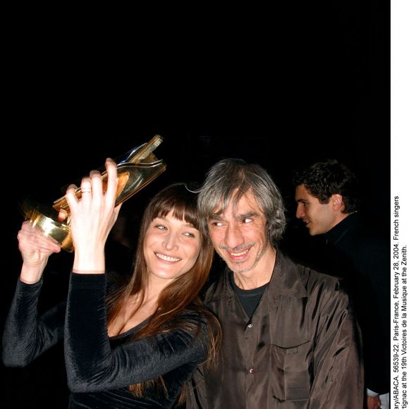 © Jean-Jacques Datchary/ABACA. 56539-22. Paris-France, 28 février 2004. Les chanteurs français Carla Bruni et Louis Bertignac aux 19e Victoires de la Musique au Zénith.