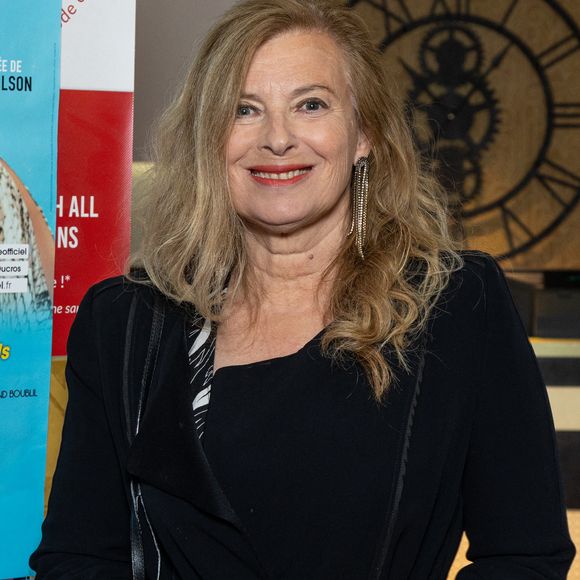 Valerie Trierweiler au photocall de la dernière du One-Maman Show "La Famille, Mamma Mia !!! Zize Dupanier" au théâtre Grévin à Paris, France, le 2 juin 2025. © Sebastien Fremont/Bestimage