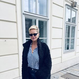 "Les cheveux, la crinière, ont longtemps été ma signature. Pendant le mannequinat, ça faisait partie de mon potentiel commercial, les cheveux. J'ai entendu dire que la crinière représente à peu près 20% du look total. Mais là, j'ai 54 ans", rappelle-t-elle, désireuse de s'affranchir des diktats de la beauté.

Adriana Karembeu, arrivée à l'hôtel Le Méridien pour le bal de l'Opéra 2026 à Vienne, Autriche, le 12 février 2026. © Action Press / Bestimage