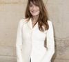 Dans le documentaire de M6, elle détaille ce qu’elle a vécu. “La première année, j’ai râlé contre l’hormonothérapie. Ça empêche de dormir, ça fait dormir, ça fait beaucoup transpirer.” 

Carla Bruni au photocall du défilé Dior Haute Couture Printemps/Été 2024 dans le cadre de la Fashion Week de Paris (PFW), au musée Rodin à Paris, France, le 22 janvier 2024. © Olivier Borde/Bestimage