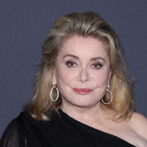 Le vaste jardin, où l’actrice avait planté des centaines de variétés de rosiers, reste l’un des trésors du domaine. 

Catherine Deneuve - Photocall du dîner "Women in Motion" par le groupe Kering, Place de la Castre, lors du 77ème Festival International du Film de Cannes. Agence / Bestimage