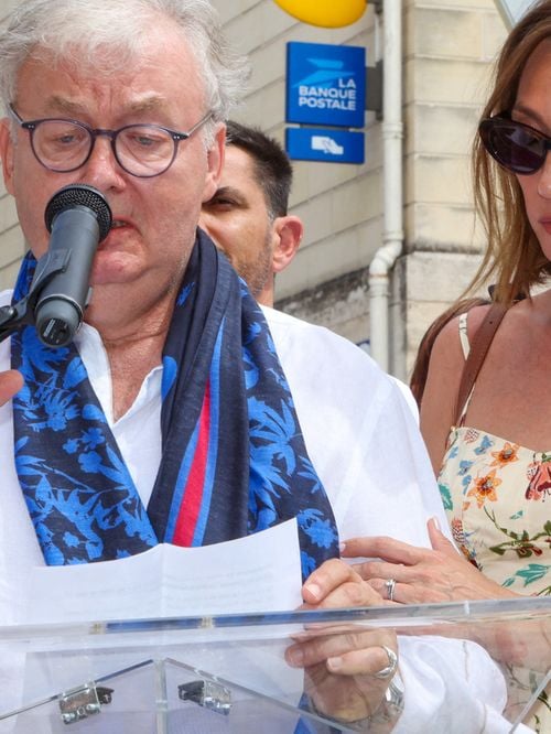 Laura Smet épaulée par son parrain pour inaugurer la place Nathalie Baye à Angoulême : un duo touché et reconnaissant