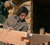 Il a construit pendant neuf mois une cabane en rondins, sans expérience préalable.

Vianney en pleine construction de sa cabane en bois sur YouTube.