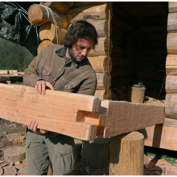 Il a construit pendant neuf mois une cabane en rondins, sans expérience préalable.

Vianney en pleine construction de sa cabane en bois sur YouTube.
