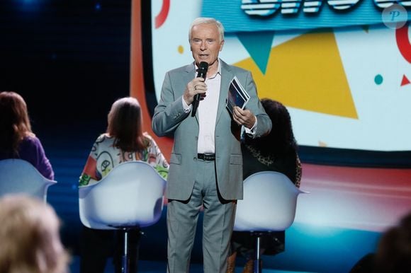 et s'est entretenu avec le magazine "Les Veillées de la Chaumière" pour l'occasion.

Pierre Douglas - Surprises - Enregistrement de l'émission "La Boîte à Secrets N°20" dans les studios de la Cité du Cinéma à Saint-Denis, présentée par F.Bollaert et diffusée le 10 janvier sur France 3
© Christophe Clovis / Bestimage