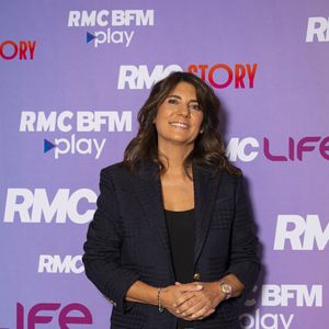 Elle présente chaque jour, du lundi au vendredi, son émission "Estelle Midi" sur RMC et RMC Story.

Estelle Denis lors de la conférence de presse de rentrée des chaînes du groupe RMC-BFM à Paris, le 17 septembre 2025.
Pierre Perusseau / Bestimage